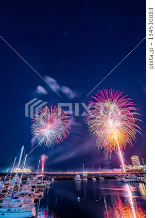 (静岡県)熱海100万ドルの夜景と海上花火 (静岡県)熱海100万ドルの夜景と海上花火 134510883
