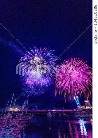 (静岡県)熱海100万ドルの夜景と海上花火 (静岡県)熱海100万ドルの夜景と海上花火 134510886