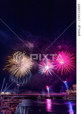(静岡県)熱海100万ドルの夜景と海上花火 (静岡県)熱海100万ドルの夜景と海上花火 134510889