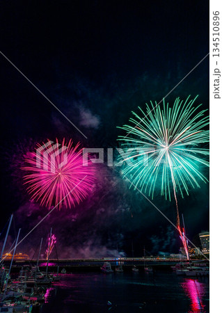 (静岡県)熱海100万ドルの夜景と海上花火 (静岡県)熱海100万ドルの夜景と海上花火 134510896