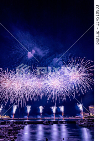 (静岡県)熱海100万ドルの夜景と海上花火 (静岡県)熱海100万ドルの夜景と海上花火 134510903