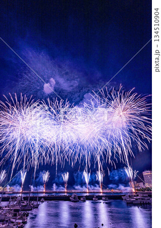 (静岡県)熱海100万ドルの夜景と海上花火 (静岡県)熱海100万ドルの夜景と海上花火 134510904