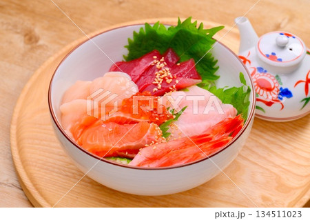 海鮮丼、お刺身、シーフード丼、魚介料理。マグロ赤身、ハマチ、サーモン、ホタテ、甘エビ、イクラ。 134511023