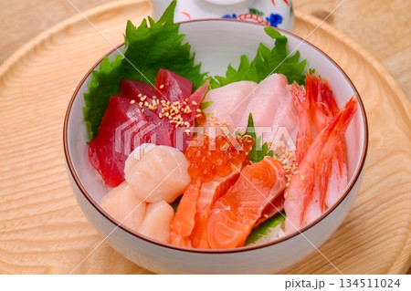 海鮮丼、お刺身、シーフード丼、魚介料理。マグロ赤身、ハマチ、サーモン、ホタテ、甘エビ、イクラ。 134511024