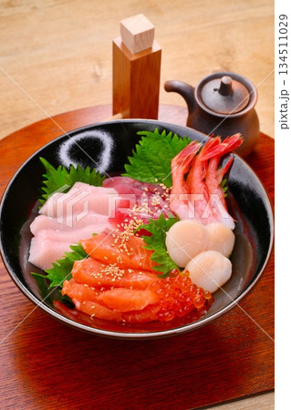 海鮮丼、お刺身、シーフード丼、魚介料理。マグロ赤身、ハマチ、サーモン、ホタテ、甘エビ、イクラ。 134511029