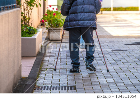日本の横浜都市景観段差や波打つタイル舗装の歩道、前方には柱、明暗さと高齢者には危険が多い…＝横浜市内 134511054