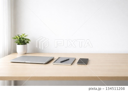 整理整頓されたオフィスデスク正面（コピースペースあり） 134511208