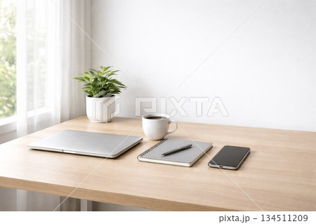 整理整頓されたオフィスデスク斜めアングル（コピースペースあり） 134511209