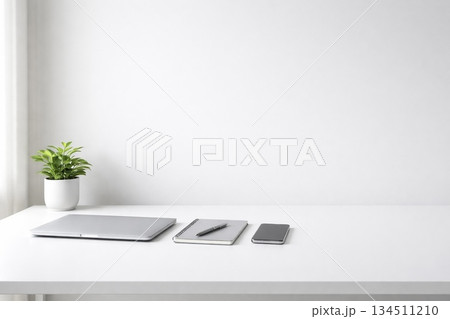 整理整頓された白いオフィスデスク正面（コピースペースあり） 134511210