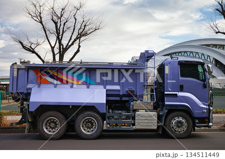 天蓋付きダンプトラック 134511449