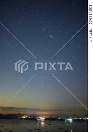 日本の岡山県瀬戸内市のとても美しい海に浮かぶ冬の星空 134511801