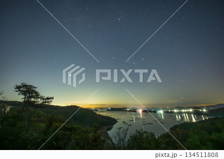 日本の岡山県瀬戸内市のとても美しい海に浮かぶ冬の星空 134511808
