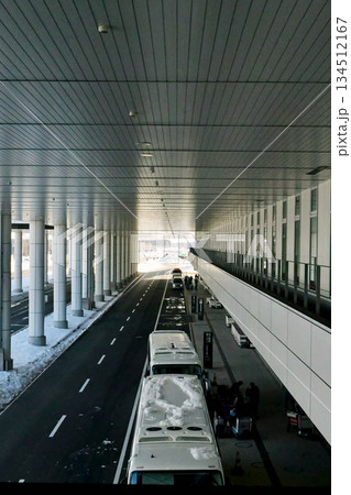 冬の新千歳空港「国際線ターミナル」バス乗降場 134512167