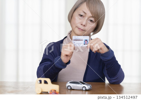 リビングで運転免許返納を考えるシニア女性 134512497