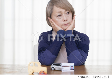 リビングで運転免許返納を考えるシニア女性 134512501
