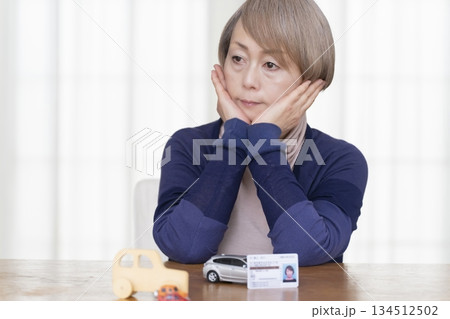 リビングで運転免許返納を考えるシニア女性 134512502