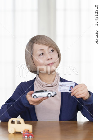 リビングで運転免許返納を考えるシニア女性 リビングで運転免許返納を考えるシニア女性 134512510