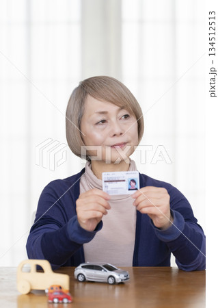 リビングで運転免許返納を考えるシニア女性 リビングで運転免許返納を考えるシニア女性 134512513
