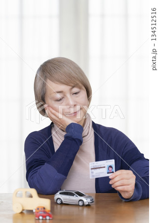 リビングで運転免許返納を考えるシニア女性 リビングで運転免許返納を考えるシニア女性 134512516
