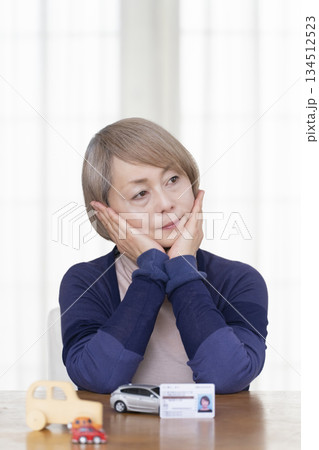 リビングで運転免許返納を考えるシニア女性 134512523