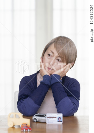 リビングで運転免許返納を考えるシニア女性 134512524