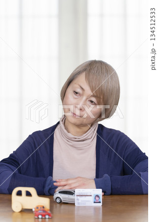 リビングで運転免許返納を考えるシニア女性 134512533