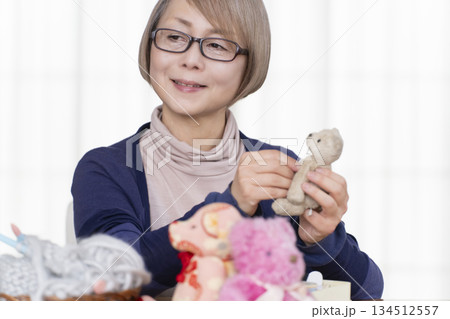 リビングでぬい活をするシニア女性 リビングでぬい活をするシニア女性 134512557