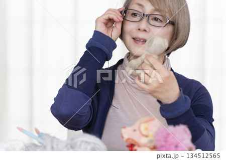 リビングでぬい活をするシニア女性 134512565