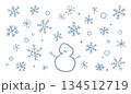 雪だるまと雪の結晶の手描きイラスト 134512719