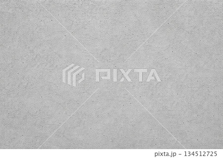 細かな砂目のライトグレー壁テクスチャ 134512725