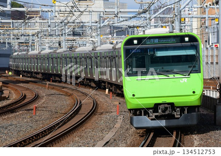 E235系0番台 山手線環状運転100年 トウ39編成 103系風ラッピング E235系0番台 山手線環状運転100年 トウ39編成 103系風ラッピング 134512753