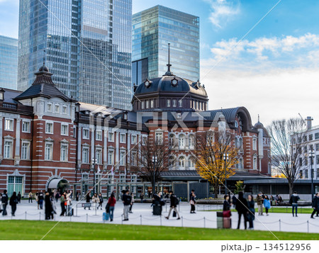 東京駅と高層ビル 134512956