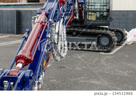 【店舗の解体と重機のシリンダー】 134512988