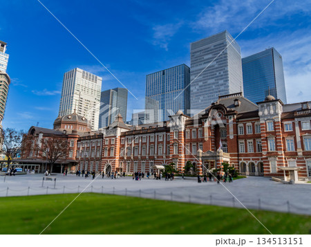 東京駅駅前オフィイス街の風景 134513151