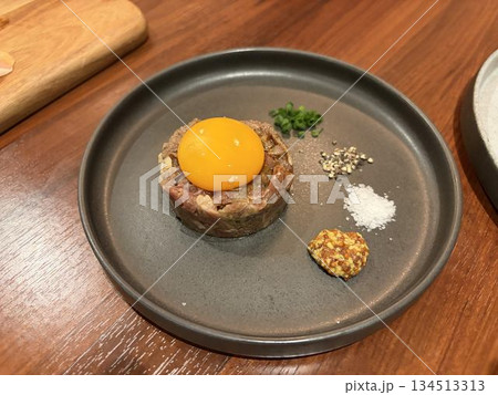 鉄板にのった牛肉のたまご乗せ 134513313