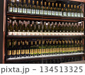 棚に陳列されたワイン 134513325