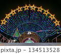 ロマンチックなクリスマスイルミネーション 134513528