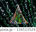 ロマンチックなクリスマスイルミネーション 134513529
