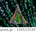 ロマンチックなクリスマスイルミネーション 134513530
