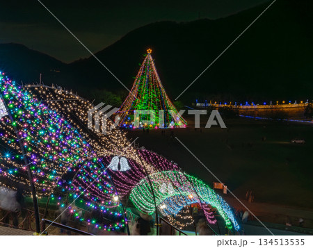 ロマンチックなクリスマスイルミネーション 134513535