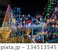 ロマンチックなクリスマスイルミネーション 134513545