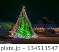ロマンチックなクリスマスイルミネーション 134513547