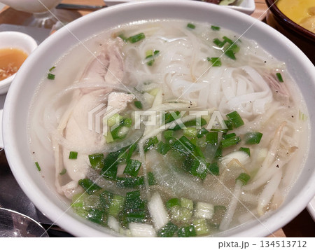 鶏肉入りベトナムフォー さっぱりとした鶏スープの米粉麺 134513712