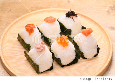 おむすび、おにぎり、オニギリ、お握り。具材いろいろツナマヨ、イクラ、明太子、梅、シャケ、昆布。 134513745