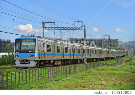 小田急小田原線　鶴巻温泉－伊勢原　小田急　4000形　4063編成 134513809