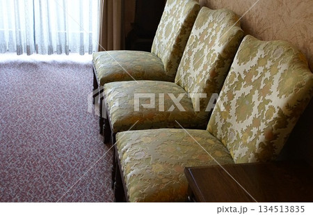 カーテンのある窓際の部屋の椅子 カーテンのある窓際の部屋の椅子 134513835