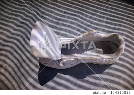 日よけシェードの陰で洗ったスニーカーを乾かす 134513852