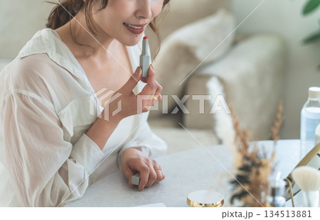 メイクをするアジア人女性（口紅・ルージュ・グロス・リップ） 134513881
