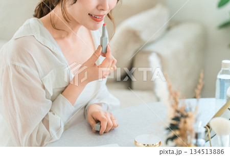 メイクをするアジア人女性(口紅・ルージュ・グロス・リップ) メイクをするアジア人女性(口紅・ルージュ・グロス・リップ) 134513886