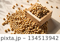柔らかな日差しが差し込む中で木製の枡から溢れ出した節分の豆まき用大豆 134513942